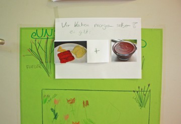 Die Kinder haben entschieden: Heute gibt es Fischstäbchen mit Kartoffelbrei und Schokopudding. Foto: BSM