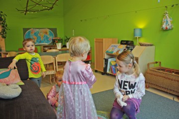 Verkleiden, Lesen, Malen – in der hellgrünen Gruppe gibt es für die Kinder immer neue Spielangebote. Foto: BSM