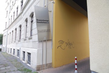 Ein wenig versteckt, aber gut ausgeschildert ist der Eingang des Allgemeinen Konsumvereins. Foto: André Pause