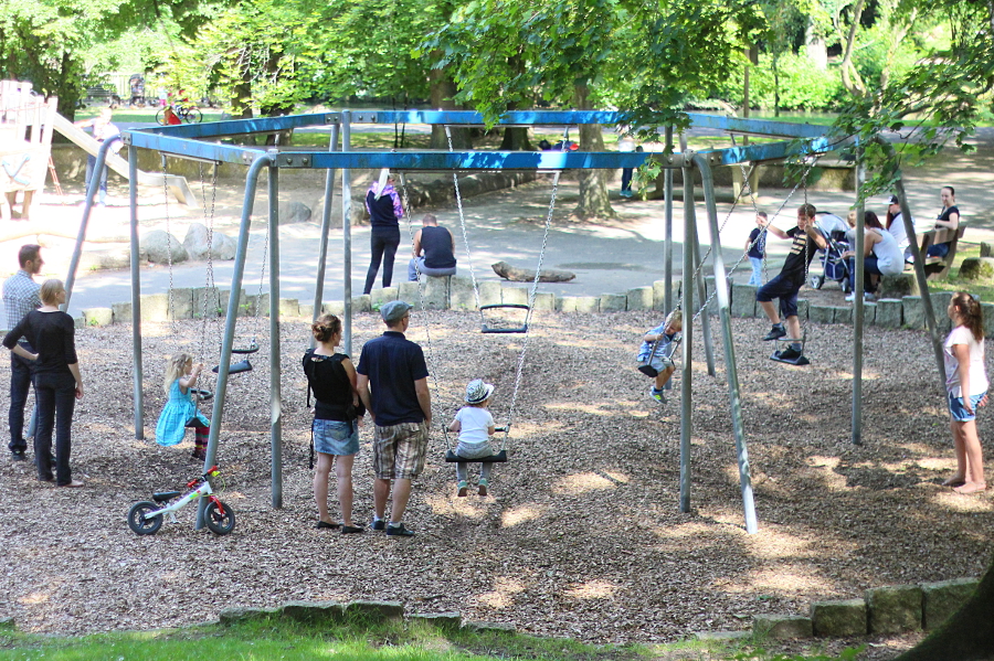 Schaukelspaß in Innenstadtnähe auf dem Spielplatz im Inselwallpark. Foto: Jan Engelken