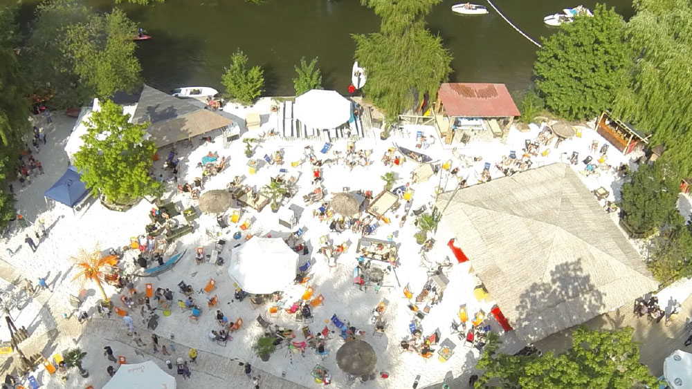 Okercabana: 4000 Quadratmeter Sandstrand zum Wohlfühlen – auch bei schlechtem Wetter. Foto: Okercabana/Kultur Manufaktur GmbH