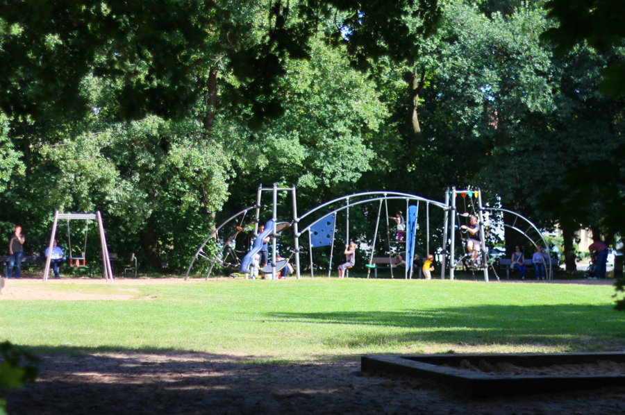 Stets gut besucht und die Bäume spenden an sonnigen Tagen Schatten: Der Spielplatz im Prinz-Albrecht-Park. Foto: Jan Engelken