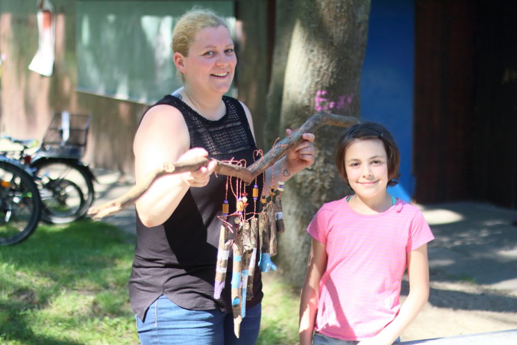 Elisha (9 Jahre) baut gemeinsam mit ihrer Mutter ein Windspiel auf dem Aktivspielplatz Gliesmarode. Foto: Jan Engelken