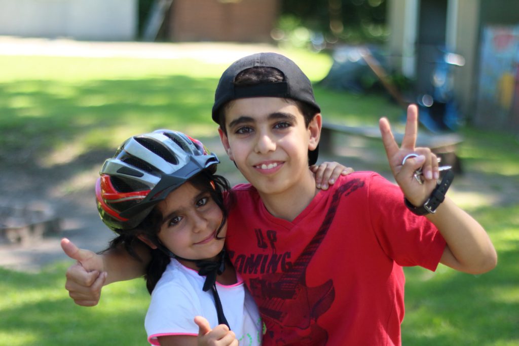 Ibrahim (10 Jahre) ist meist auf dem Fußballplatz. Schwester Maria (7) ist oft dabei. Foto: Jan Engelken
