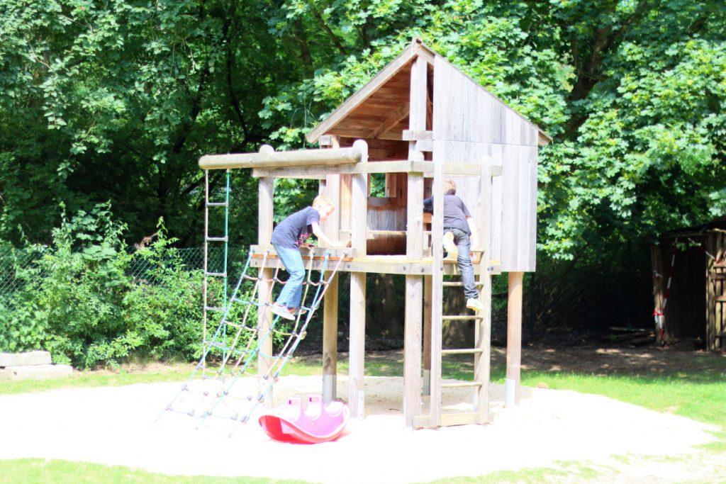 Das Klettergerüst auf dem Aktivspielplatz Schwarzer Berg wurde gerade renoviert. Foto: Jan Engelken