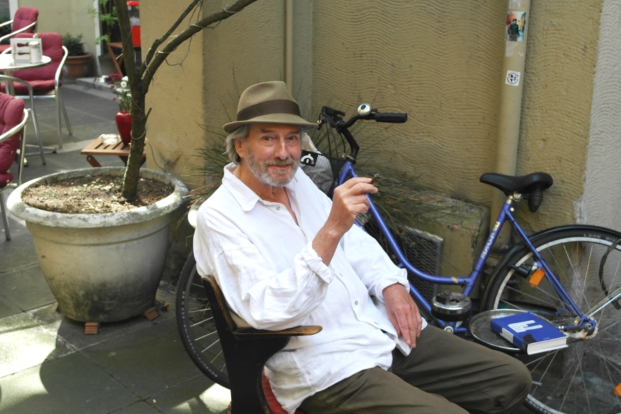 Autor Serge Roon verbringt den Sommer am liebsten vor seinem Antiquariat im Handelsweg. Foto: Jan Engelken