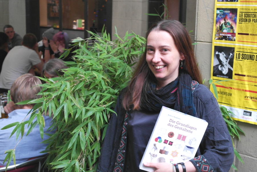 Roberta Bergmann hält stolz ihr neues Buch in den Händen. Foto: Jan Engelken