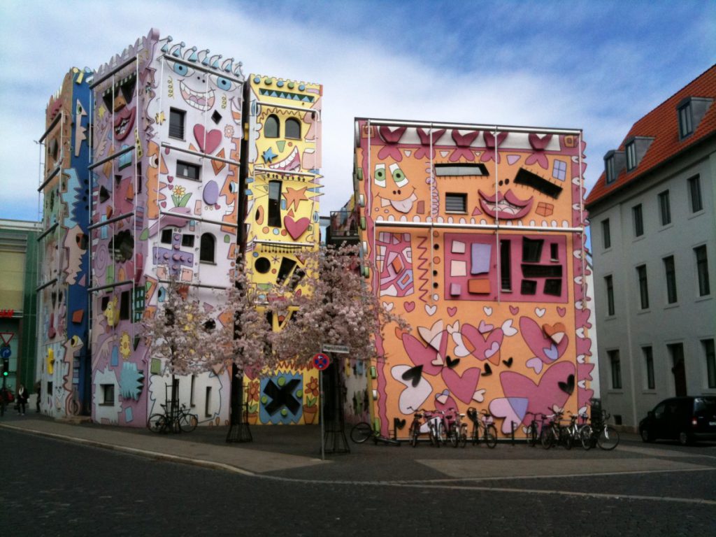 Das Happy Rizzi-Haus leuchtet bunt am Eingang des Magniviertels.