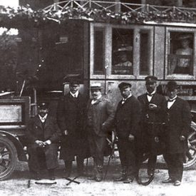 Vor einem der ersten Omnibussen. Foto: gemeinfrei