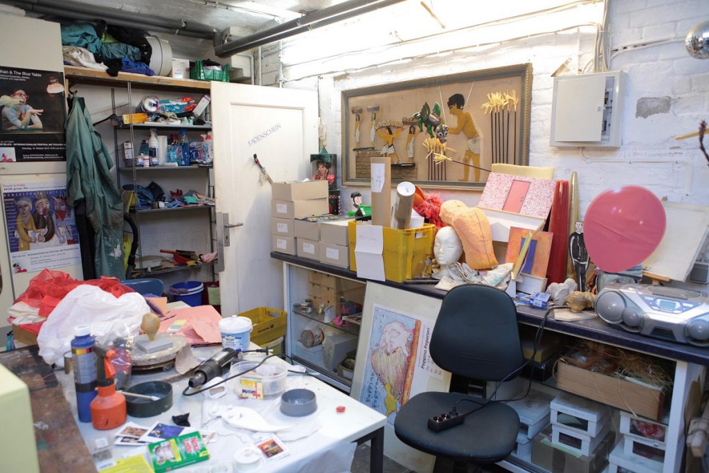 Ein Blick in die Werkstatt: Hier werden die meisten Figuren geschaffen, die auf der Bühne zum Leben erweckt werden. Foto: André Pause