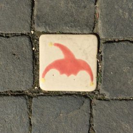 Die rote Mütze von Till Eulenspiegel führt zu Spielgeräten in der Innenstadt. Foto: Simone Blaschke