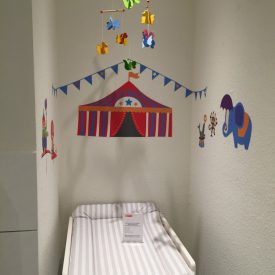Der Wickelraum in der Touristinfo Braunschweig sorgt mit bunten Bildern für Ablenkung bei den Kleinsten. Foto: Simone Blaschke