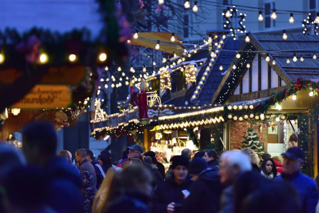 Traditionelle Stände und ein ausgewogenes Warensortiment prägen den Braunschweiger Weihnachtsmarkt. Foto: BSM/Daniel Möller
