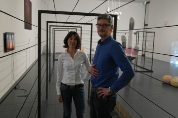 Christine Holz (Career Service der HBK) und Pressesprecher Jesco Heyl in der HBK-Galerie (Ausstellung „Galerie-Intervention Episode V: Dark Horses“). Foto: Jan Engelken